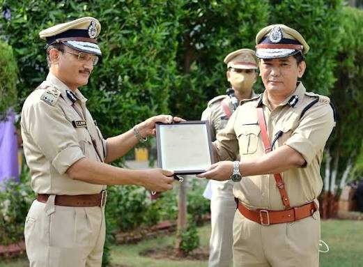 Wide view of the award ceremony as Wabang Jamir, IPS, is presented with a framed citation by a senior officer.
